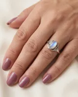 Anillo de plata 925 con piedra de la luna ovalada y detalles de filigrana en los laterales.
