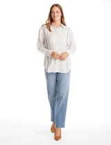 Camisa de corte clásico con estampado de rayas verticales finas, cuello con solapa, cierre frontal con botones y mangas largas con puños abotonados.