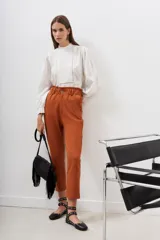 Pantalón sastrero color naranja quemado, de tiro alto con elástico fruncido en la cintura y corte recto/baggy.