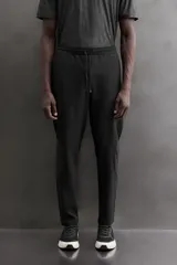 Pantalón de entrenamiento slim fit Zara Athleticz color negro, confeccionado en tejido técnico ligero y elástico con estructura combinada a contraste. Cuenta con cintura elástica ajustable con cordón, bolsillos frontales y trasero con cierre de cremallera, y bajo ajustable con cremallera en los laterales.
