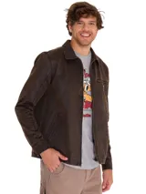 Chaqueta de estilo chore en tejido de sarga encerada color marrón, con cierre frontal metálico, cuello camisero y bolsillo con cierre en el pecho. Presenta un diseño de corte clásico con forro interno estampado.