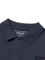 Remera polo de hombre Caterpillar color azul oscuro, con cuello y puños acanalados, cierre frontal con botones y logo de la marca estampado en el pecho.