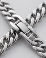 Pulsera de eslabones tipo cubana fabricada en acero italiano, con acabado pulido y cierre de seguridad.
