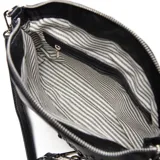 Bandolera de cuero negro con diseño de media luna, decorada con tachas circulares metálicas en el frente y cierre superior con cremallera.