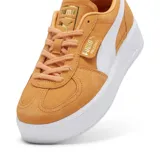 Championes Puma Palermo Elevated color melón con franja blanca y suela de plataforma blanca.