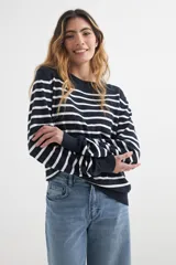 Sweater de punto a rayas horizontales en azul marino y blanco, con cuello redondo y mangas largas. Presenta un diseño clásico y versátil.