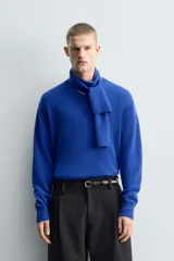 Jersey de punto regular fit con mezcla de lana y cashmere, color azul eléctrico, con cuello en pico y manga larga. Presenta acabados en rib en puños, cuello y bajo.
