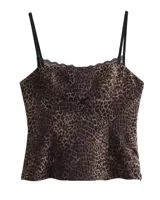 Musculosa con estampado animal print, breteles finos y detalle de encaje en el escote.