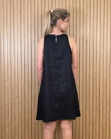 Vestido corto de jean sin mangas, con silueta amplia de corte evasé y cuello redondo. Confeccionado por la marca Magnolia.