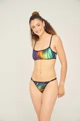 Top de bikini con estampado multicolor, breteles finos y espalda cruzada con cordones.