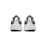 Championes de running Nike modelo Initiator, con diseño técnico en colores blanco, gris y detalles en azul oscuro. Presentan una estructura de malla transpirable con refuerzos sintéticos, entresuela amortiguada y suela de goma resistente.