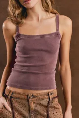 Musculosa de morley color lila, de corte ajustado, escote recto y tirantes anchos.