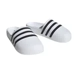 Ojotas Adidas Adifom Adilette blancas con tres tiras negras horizontales en la parte superior.