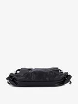 Bolso de hombro tipo baguette de cuero bovino negro, con diseño fruncido radial alrededor del cierre metálico con logo 'D'. Presenta cordones ajustables laterales y una correa de hombro desmontable.