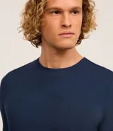 Remera masculina azul marino, de manga corta y cuello redondo, confeccionada en modal con un corte holgado para mayor comodidad.