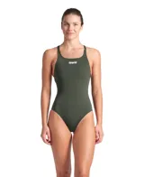 Malla enteriza de natación marca Arena, color verde militar, con tirantes cruzados en la espalda y logo de la marca estampado en el pecho en color blanco.