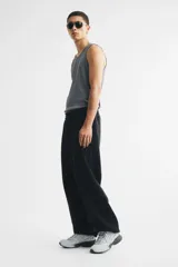 Pantalón deportivo de felpa con interior cepillado, de corte relajado, con cintura elástica con cordón de ajuste oculto, bolsillos al bies y bajos elásticos.