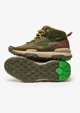 Calzado de trekking Satorisan modelo Kiso Premium, en tonos verde militar, marrón y suela tostada con detalles moteados. Diseño de caña media con cordones de alpinista y ganchos metálicos.