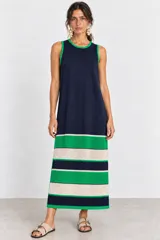 Vestido largo de punto sin mangas, color azul marino con diseño de rayas en tonos verde y blanco en la parte inferior y aberturas laterales.