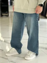 Pantalón de jean de corte super baggy, tiro medio y diseño holgado en color azul con efecto lavado.
