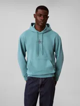 Buzo canguro Calvin Klein de color celeste, confeccionado en tejido French Terry. Presenta capucha con cordones ajustables, bolsillo frontal tipo canguro, puños y dobladillo acanalados, y el monograma de la marca bordado en el pecho.