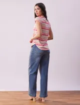 Remera de modal estampada a rayas horizontales en tonos rosa, naranja, beige y blanco, con cuello redondo y mangas cortas.