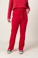 Pantalón de jogging negro, de corte recto y cintura alta con cordón ajustable.