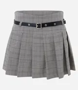 Short pollera de estilo sastre con estampado de cuadros, diseño plisado y cintura con trabillas. Incluye un cinturón ajustable con hebilla metálica.