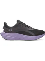 Championes de running Under Armour modelo W Ascend, color negro con entresuela en tono violeta. Presentan parte superior de malla transpirable con refuerzos en el mediopié, plantilla suave y amortiguación Charged+ Cushioning en la mediasuela.