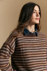 Sweater de punto con diseño de rayas horizontales en tonos tierra, con textura acanalada y cuello redondo. Presenta un corte relajado y mangas largas.