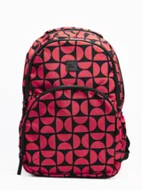 Mochila con estampado geométrico en rojo y negro, con múltiples compartimentos con cierre y bolsillos laterales abiertos.
