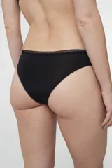 Bombacha tipo bikini de microfibra gloss color negro, con puntilla en el contorno de la cintura y fundillo de algodón.