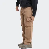 Pantalón cargo de corte recto en color gris, con bolsillos laterales con solapa y costuras reforzadas en las rodillas.