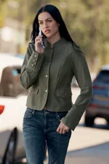 Blazer de cuello mao y manga larga con trabillas en los hombros. Cuenta con falsos bolsillos con solapa en el delantero, costuras pespunteadas a contraste y cierre frontal de botones.