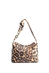 Cartera de hombro con diseño de estampado animal print de leopardo. Presenta una correa integrada con un detalle de eslabones metálicos dorados en uno de sus lados y un nudo decorativo en la parte superior.
