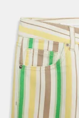 Jeans wide leg de tiro bajo con diseño de rayas verticales en tonos verde, amarillo y beige. Cuenta con cinco bolsillos, presillas para cinto y cierre frontal con cremallera y botón metálico.