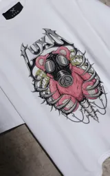 Remera blanca de corte oversize con estampa frontal de un oso de peluche rosa con máscara de gas, rodeado por una estructura ósea.