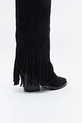 Bota texana negra de caña alta confeccionada en gamuza, con punta fina, taco cuadrado y flecos laterales.
