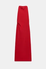 Vestido largo de corte fluido con cuello halter y espalda descubierta. Presenta un diseño minimalista con detalle de drapeado lateral y bajo recto.