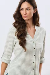 Camisa rayada de manga larga con cuello mao y cierre frontal de botones. Confeccionada en mezcla de lino y algodón.