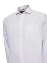 Camisa de manga larga con corte regular fit, confeccionada en algodón con diseño de rayas verticales finas en tonos beige y azul claro. Presenta cuello italiano, cierre frontal con botones y un bolsillo en el pecho con el logo de la marca bordado.