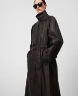 Gabardina larga de mujer, color marrón oscuro, con efecto encerado. Presenta un diseño cruzado con cuello solapa, cierre frontal con botones, cinturón a juego y bolsillos laterales.