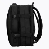 Mochila Merrell expandible de diseño técnico, color negro, con capacidad ajustable de 26 a 38 litros. Presenta múltiples compartimentos con cierres, correas de compresión laterales y asa lateral reforzada para uso versátil.