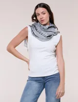 Pashmina rectangular gris con diseño jacquard, destellos de hilos metalizados y flecos en los extremos.