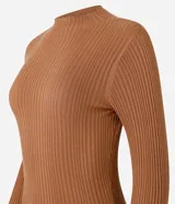 Blusa de punto color blanco con cuello alto y manga larga.