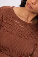 Vestido tejido calado color marrón con mangas acampanadas y terminaciones en rojo. Incluye forro interior desmontable.