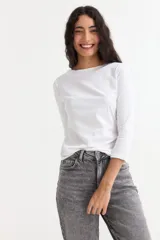 Remera de algodón con cuello bote y mangas tres cuartos, de corte recto y diseño básico.