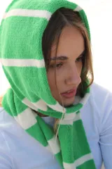 Bufanda de punto con diseño de rayas horizontales anchas en color verde y blanco, con capucha integrada.