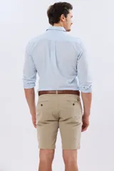 Bermuda clásica de gabardina liviana color azul marino, de corte recto, con bolsillos laterales y traseros.