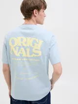 Camiseta celeste de algodón orgánico con cuello redondo y estampado amarillo en la espalda con la palabra 'ORIGINALS' y texto alusivo a la marca.
